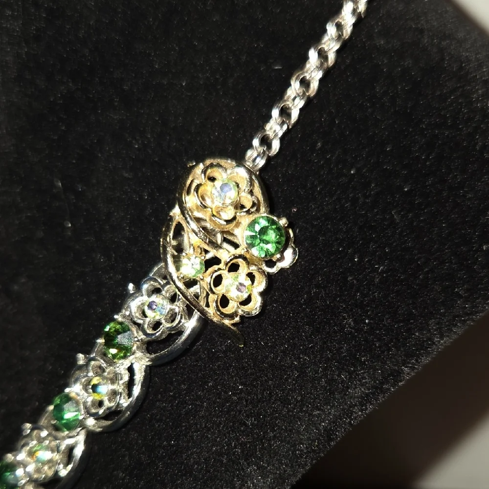 Gold-Tone NECKLACE and EARRINGS set with URANIUM glass crystals - Picture 6 of 13